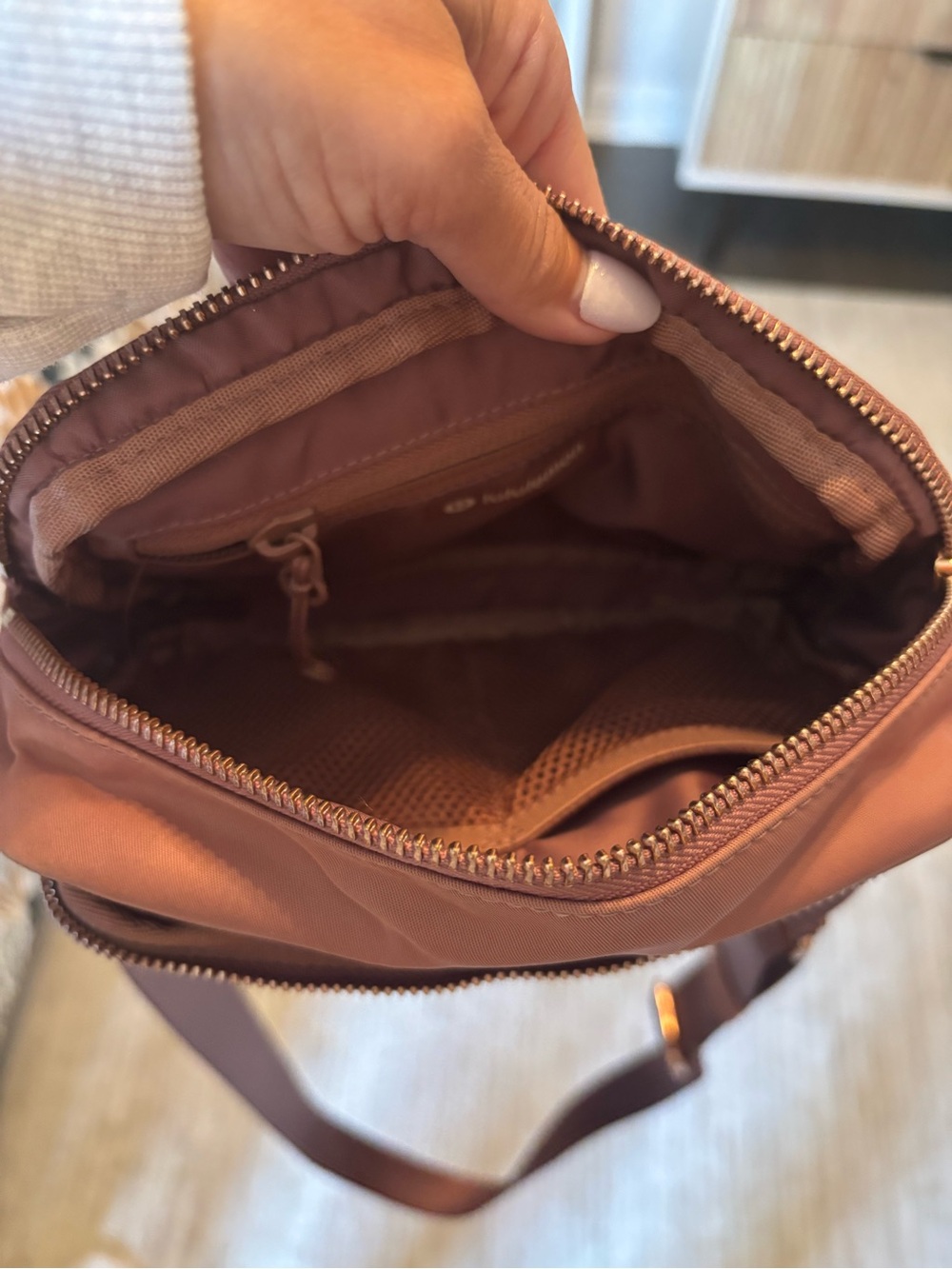 Lululemon Everyday Crossbody Bag Dusk / Rose Gold - Picture 2 of 4